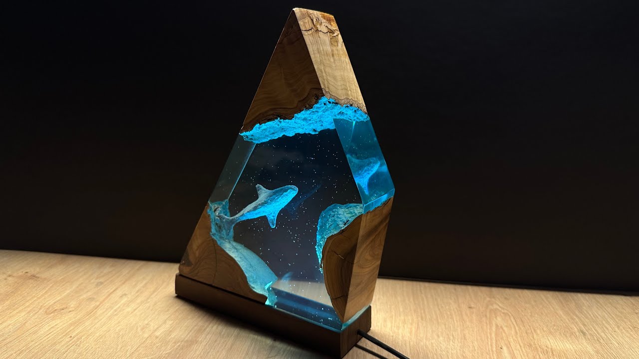 Изготовление декоративной лампы из эпоксидной смолы с фигуркой кита