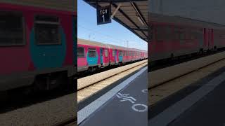 Un BB 22200 en Livrée Béton tractant des voitures OUIGO Train Classique arrivant à la Gare de Nantes