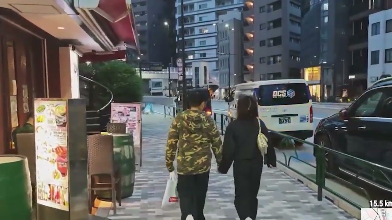 Ich stand mitten auf dem Bürgersteig in Shinjuku, die Kamera lief, und ich lachte gerade noch mit meinem Chat, als ich durch das Schaufenster einen Mann im Anzug sah, der von zwei Polizisten...
