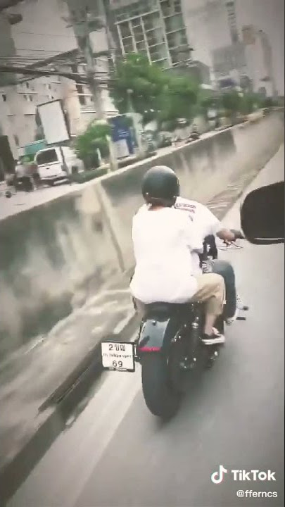 เขากอดเอวกันด้วย