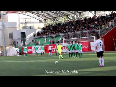 الركلة الحرة المباشرة الخطيرة من لاعب شباب الخليل تامر صيام على مرمى الظاهرية