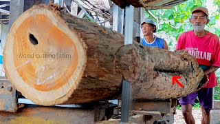 The old teak wood sawmill becomes boards 1.2cm thick which are good for cabinets and so on