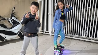 Andando de hoverboard com  amiga