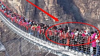 众多游客挤上玻璃桥，桥面却突然“破裂”，镜头记录整个过程