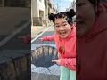 太鼓腹の男性が、道路に3Dの穴を描いています。 #面白い #コント