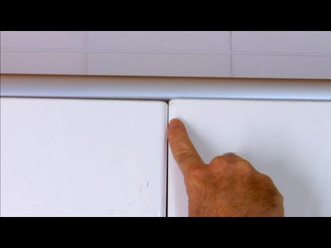 Vídeo: Com instal·lar una nevera encastada a la cuina: instruccions, regles de connexió