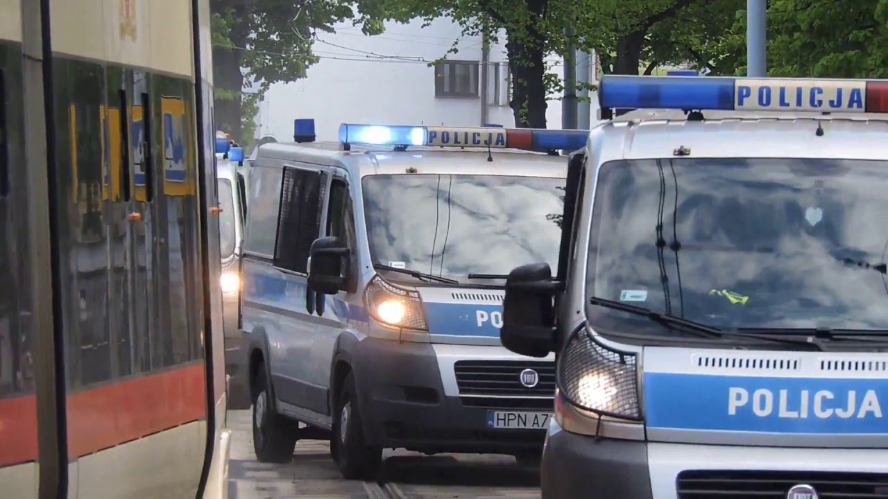 Alarmowo kolumna radiowozów policji OPP + karetka + nadzór ruchu na sygnałach