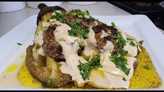 קציצות בשר ממולאות בטחינה על חציל קלוי