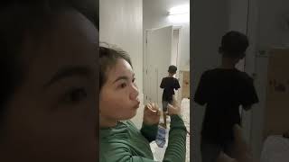 Đóng cửa lại dùm chị