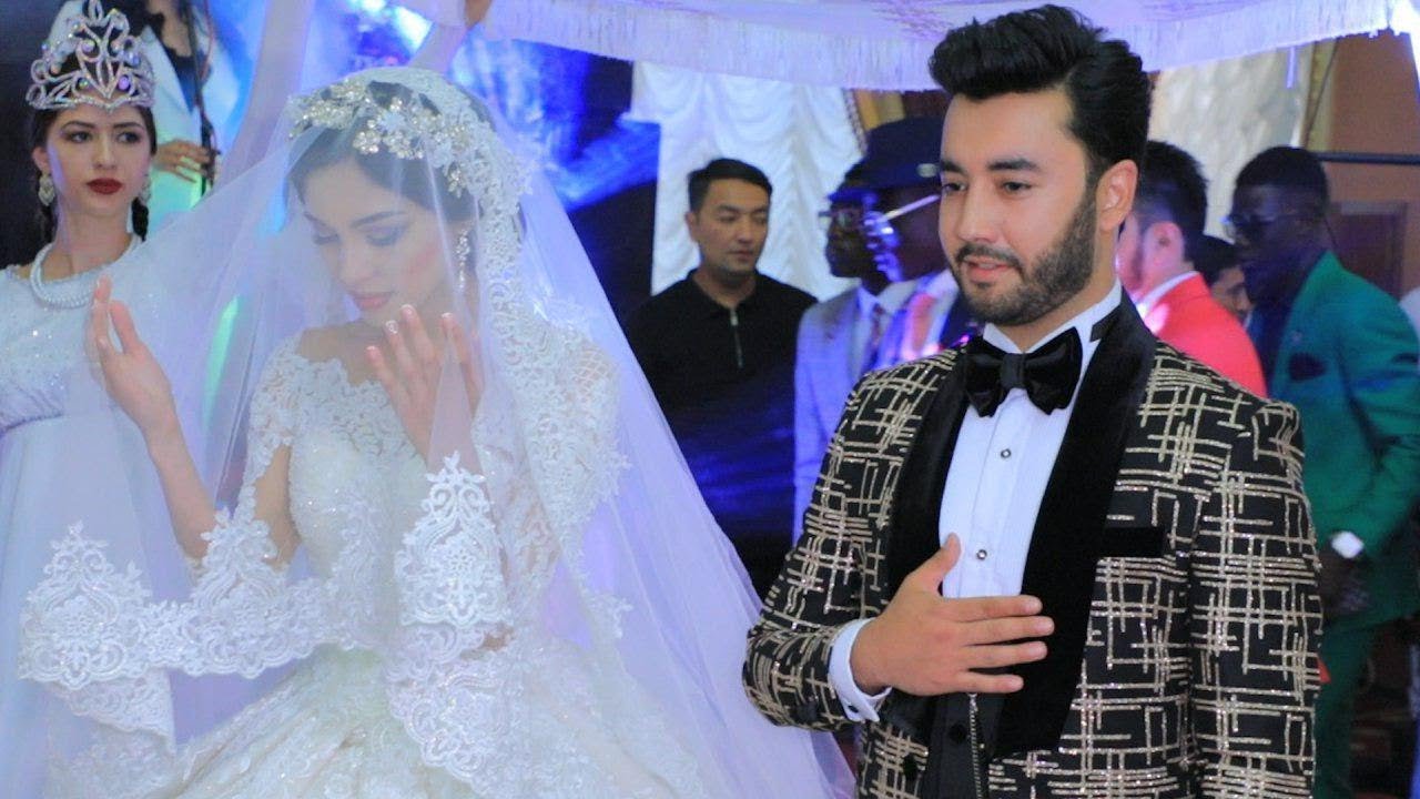 Шұлықтағы сексуалды әйел аяқтары Офицер солдаттың әйелін ебет