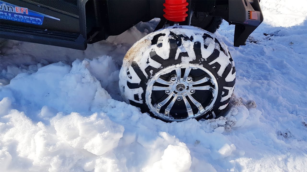 Power wheels Car stuck in the snow - Dima helping woman
