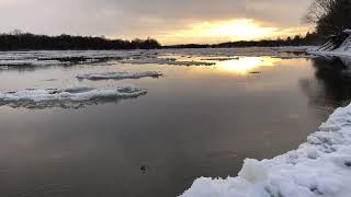 Зимняя рыбалка на реке Кан. Шуга идёт. Осень 2024 красивый пейзаж. 😊🎣
