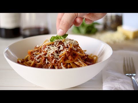 Een echte traditionele Italiaanse klassieker: pasta bolognese. We laten zien hoe je deze allemansvri. 