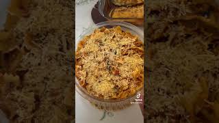Bolinho de arroz macarrão gravatinhas e lasanha de berinjela