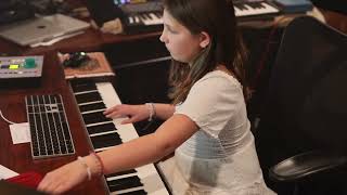 AVA JAMES : Song Bird : 10 YEAR OLD COMPOSER :) Resimi