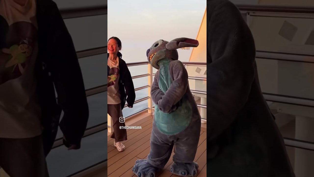 I think Stitch prepared a Sunset for us on @disneycruiseline ไม่คิดว่าจะได้ดูพระอาทิตย์กับสติชเลยอะ