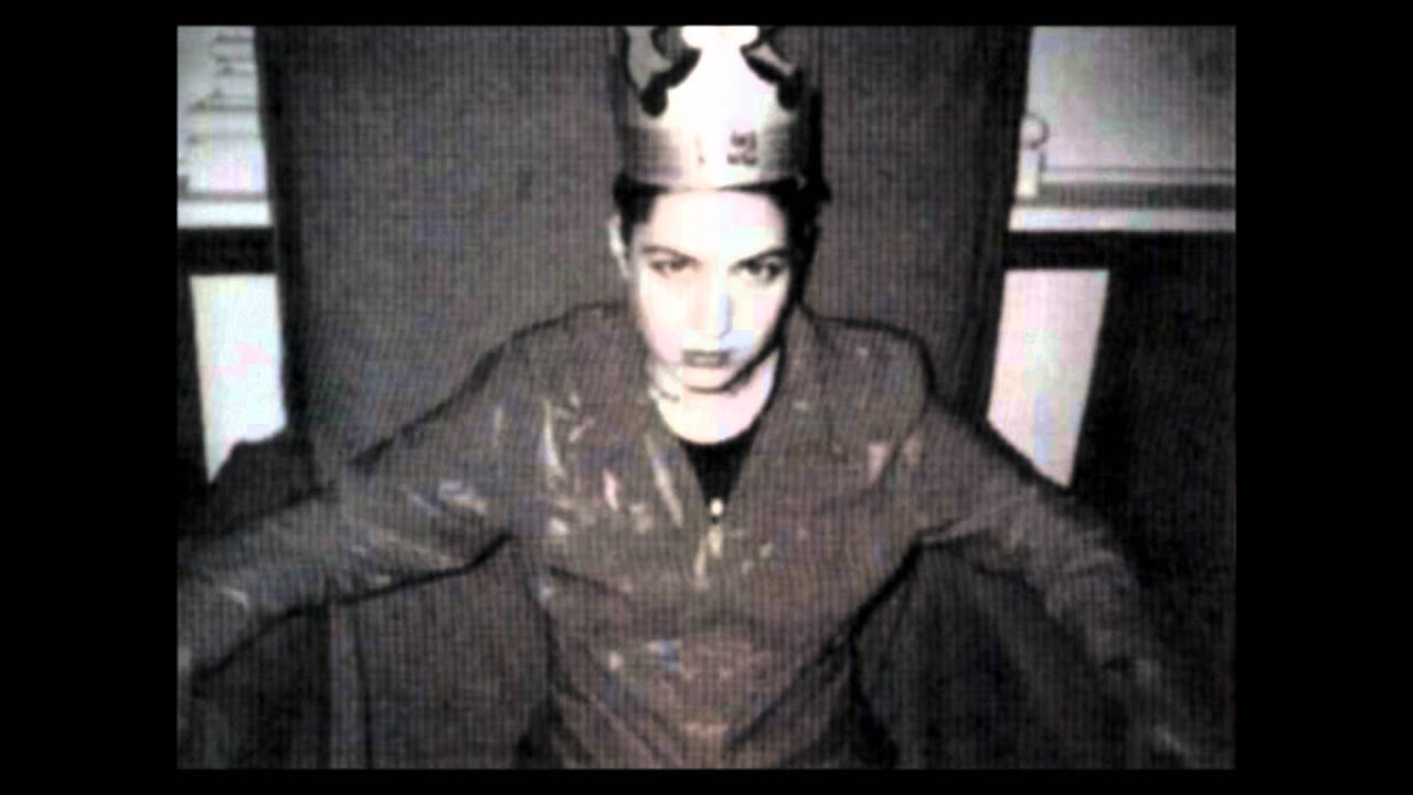 Guarda Kathleen Hanna (Suture) - Pretty Is su YouTube Guarda Kathleen Hanna (Suture) - Pretty Is su YouTube