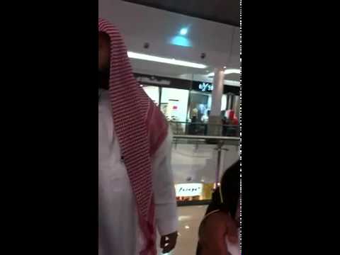 رجال الهيئه يطردون فتاة لأنها تضع المناكير الجزء الأول 