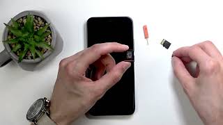 Wie lege ich SIM- und SD-Karte in das OPPO Reno 15 F ein?