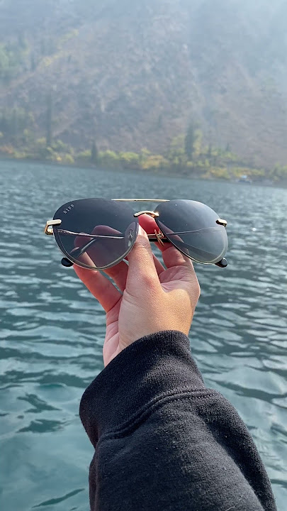 Lenox: Where Trendsetters Find their Perfect Match in Iconic Black Aviator Shades! 🕶️