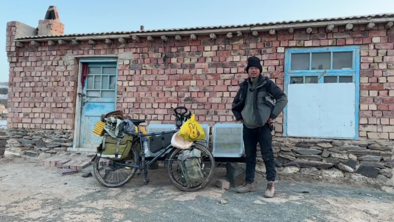 骑行新疆，这条路太危险九死一生，天黑废弃小屋门口露营做饭吃