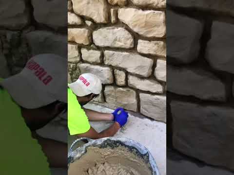 Video: Frente al zócalo con piedra artificial: tecnología e instrucciones paso a paso para el acabado