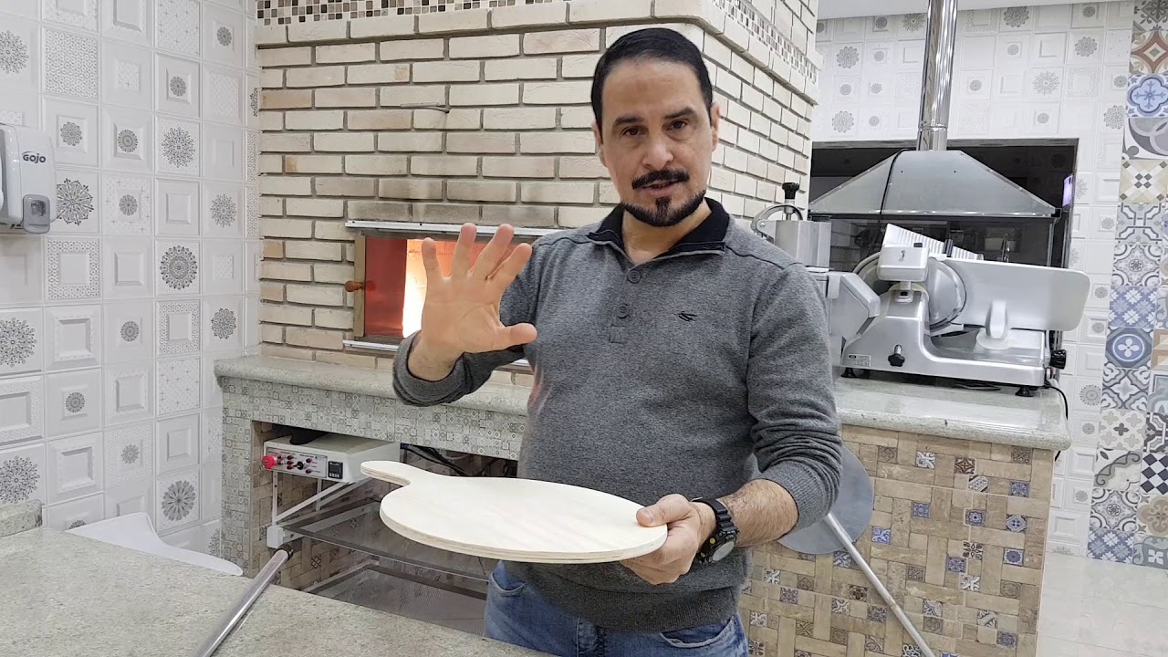 Por que algumas massas de pizza grudam na pá ?