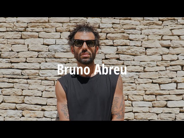 O nosso professor Bruno Abreu vai dar-te aulas de House e Hip Hop, vais conseguir aprender imensas técnicas e passos de 