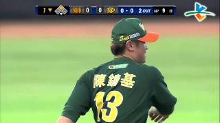 20131010 CPBL 獅VS象 1下 兄弟象抗議,裁判改判.......陳鏞基沒有確實接住球,錯失雙殺機會