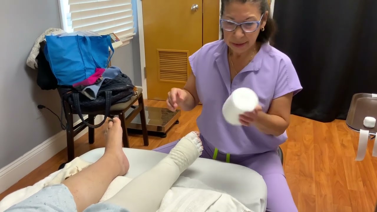 Mobiderm pad with short stretch compression bandages.