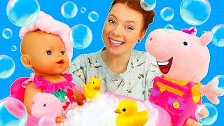 Baby Born auf Deutsch. Peppa Wutz und Irene baden das Baby. Spielzeugvideo für Kinder