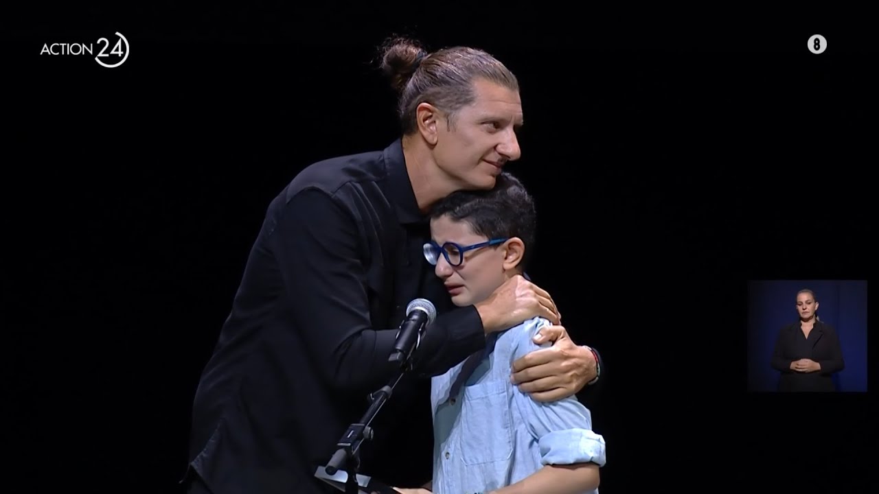 Συγκινητικές στιγμές κατά τη βράβευση του μικρού Μιχαήλ Πάνου που νίκησε τον καρκίνο | Athletiko.gr