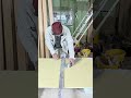 ベテラン大工がサイズぴったりにボードを貼るだけの動画。