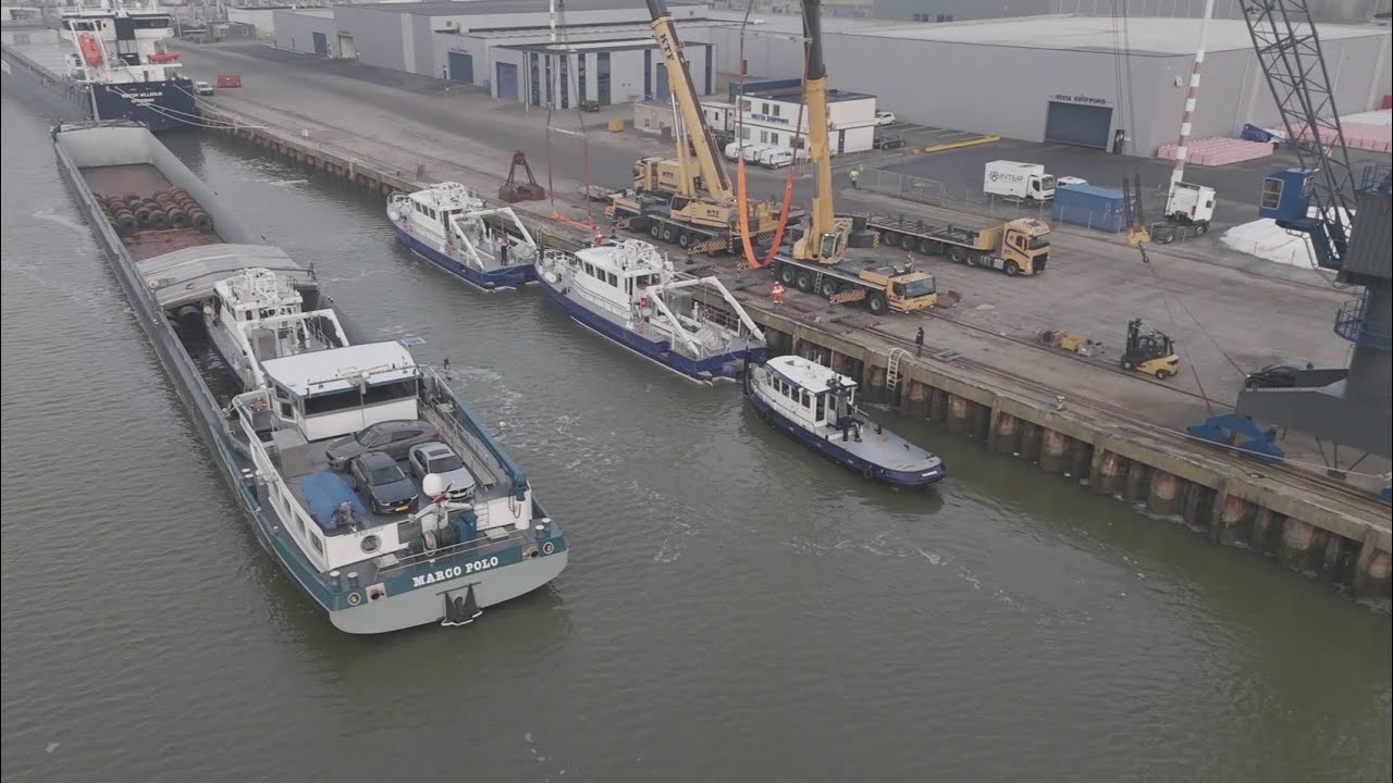 We laden patrouilleboten in Harlingen.