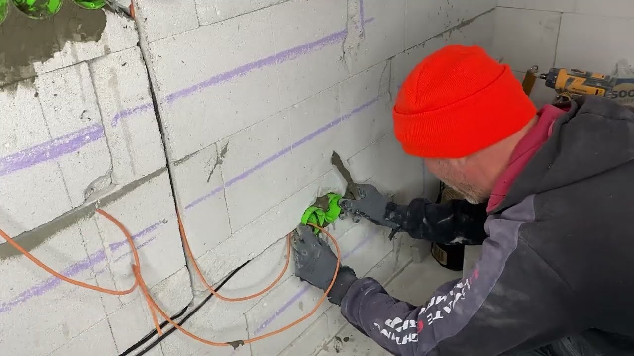 Мужчина самостоятельно проложил электропроводку в своем доме и сэкономил 2000 долларов.