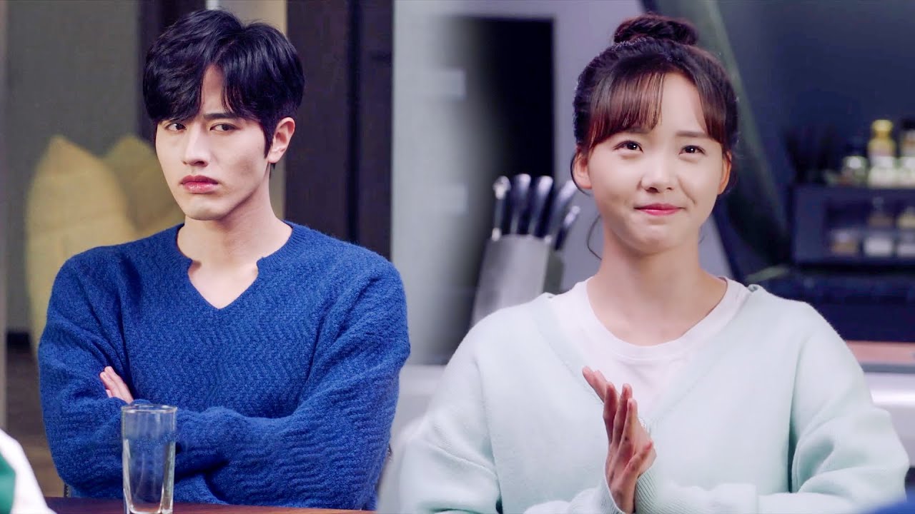 ซินเดอเรลล่าชื่นชมคนที่เธอชอบด้วยความชื่นชม ในขณะที่ซีอีโอที่อิจฉาจ้องมองและเตือนเธอด้วยสายตาของเขา