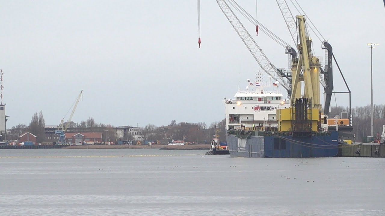 Schwimmkran/floating crane (HHLA I) fährt im Hafen/in harbour