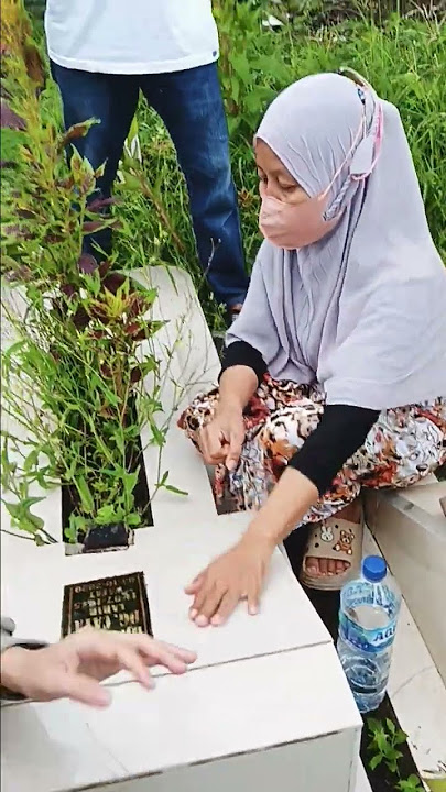 Nyekar ke makam bpk ibu..semoga  beliau di lapangkan kuburnya...Al fathihah #vidio