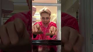 Thumbnail for Я уговариваю своего друга съесть шоколад Лава Лава!