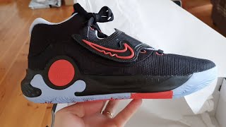 Распаковка и осмотр баскетбольных кроссовок Nike KD Trey 5X.