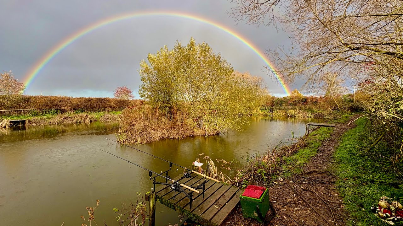 Ловля карпа в небольшом пруду холодным зимним днем...