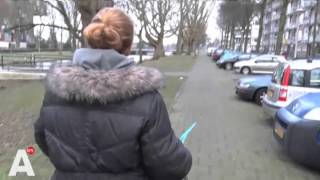 Wandelaar Bewapent Zich Met Vliegenmepper Tegen Bronstige Parkieten