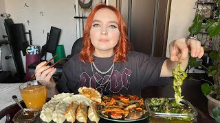 МУКБАНГ | Дамплинги, салат с баклажаном | Mukbang | Dumplings, eggplant salad, cucumber 🥟