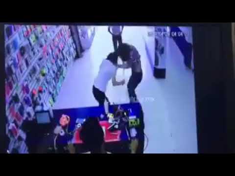La sacan de una tienda a jalones y ¡Casi la desnudan en Chalco!