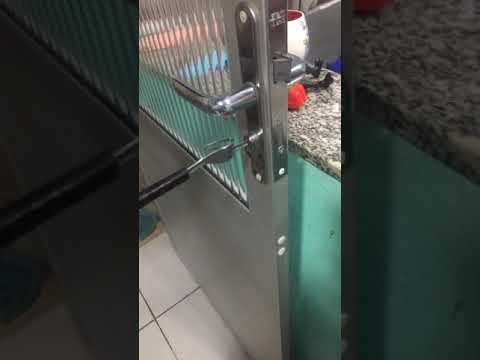 Vídeo: Como faço para cobrir um slot de correio antigo na porta?