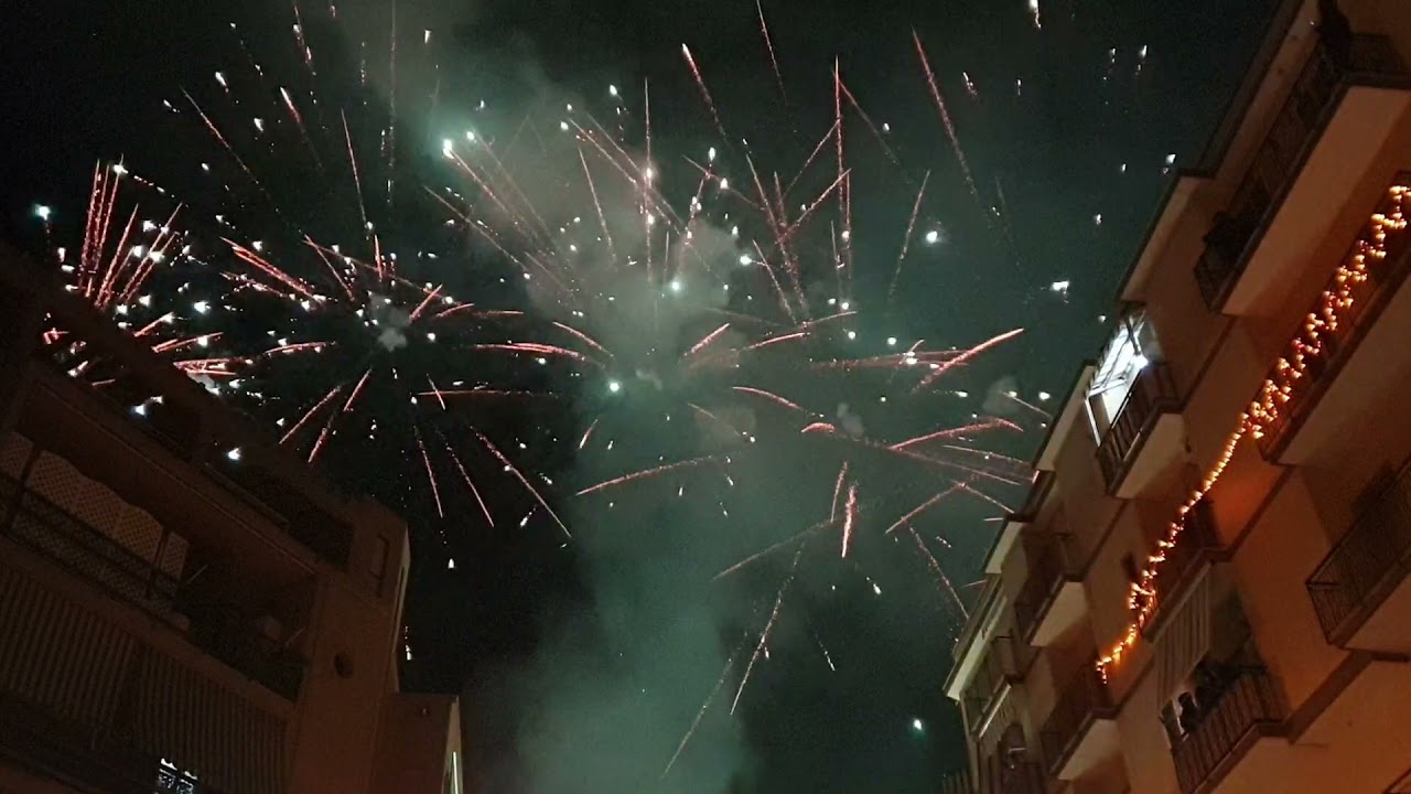 Trani, lo spettacolo pirotecnico di fine anno 2021 in via Andria