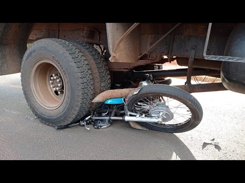 Adolescentes ficam feridos em acidente com moto