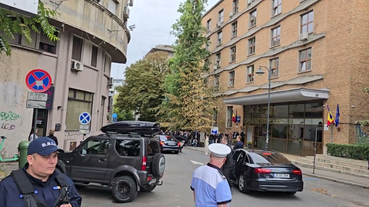 Iohannis întâmpinat cu tricoul BORFASILOR, DAȚI, BĂ, BANII ÎNAPOI.