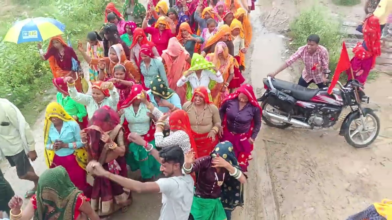 भैरू बाबा की पैदल यात्रा में एंजॉय करती नजर 