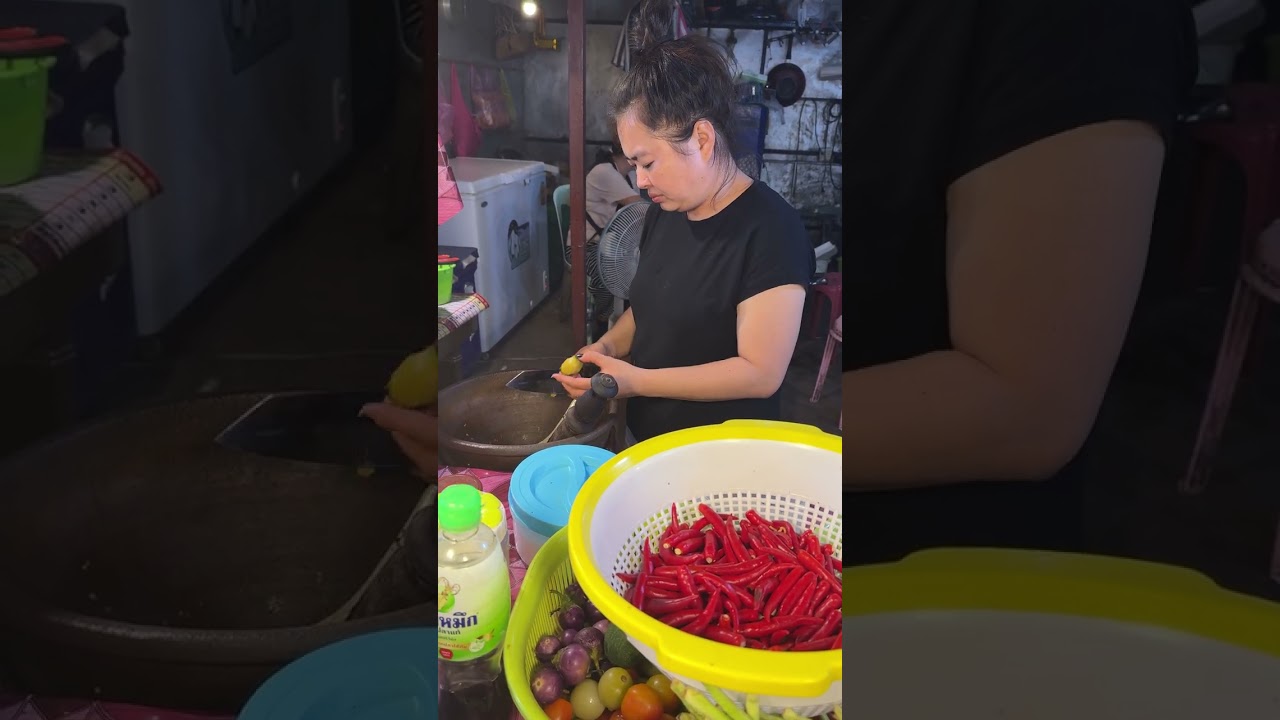 Buying a spicy cucumber salad in Laos 🇱🇦 